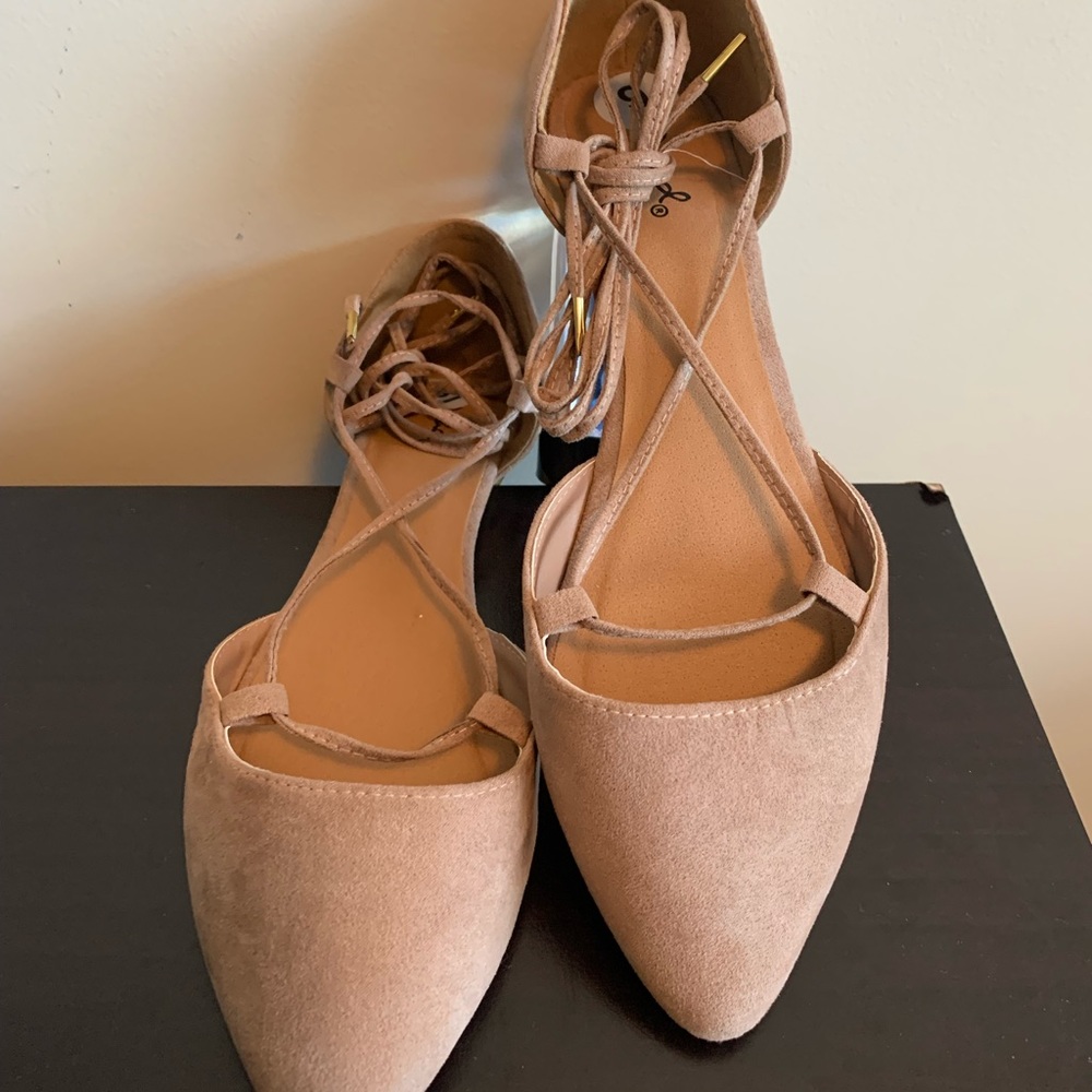 Women’s size 9 tan ballerina flats w/ laces